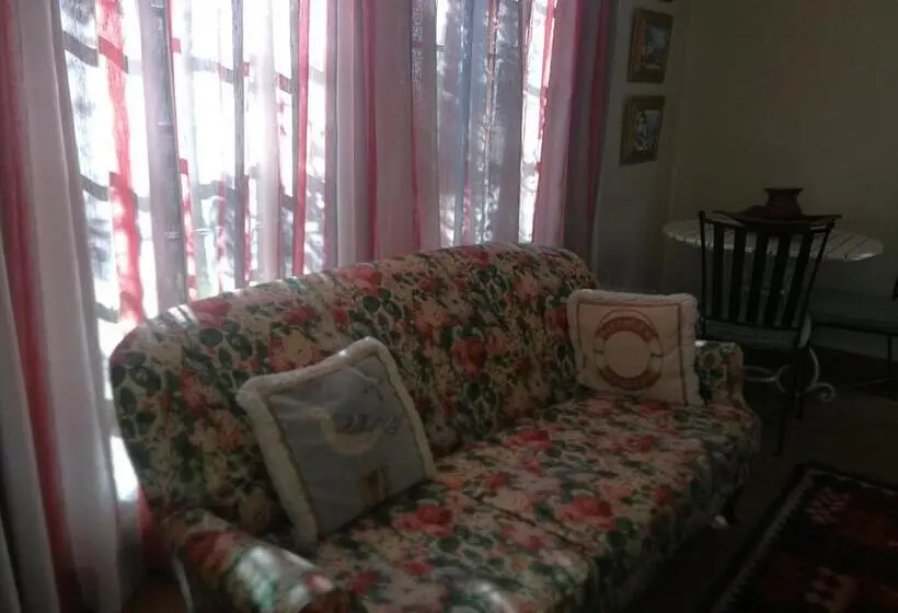 ガーデンビュースイート, The Rose Cottage B&b