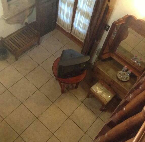 غرفه قياسيه سريرين مزدوجين, Los Escudos