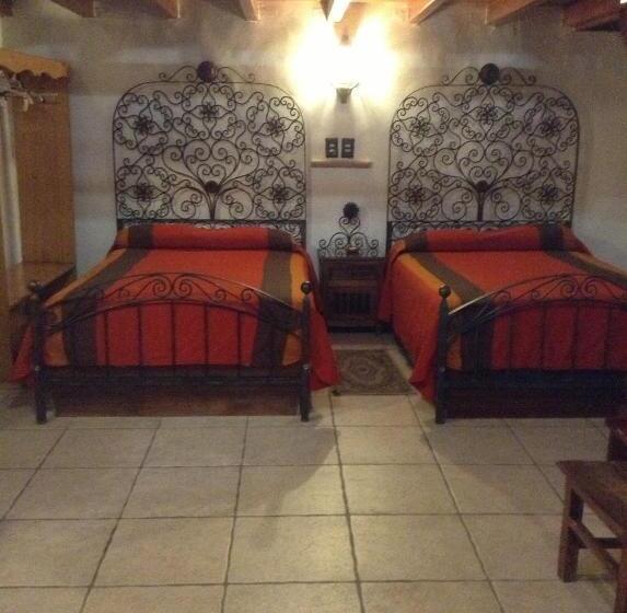 غرفه قياسيه سريرين مزدوجين, Los Escudos