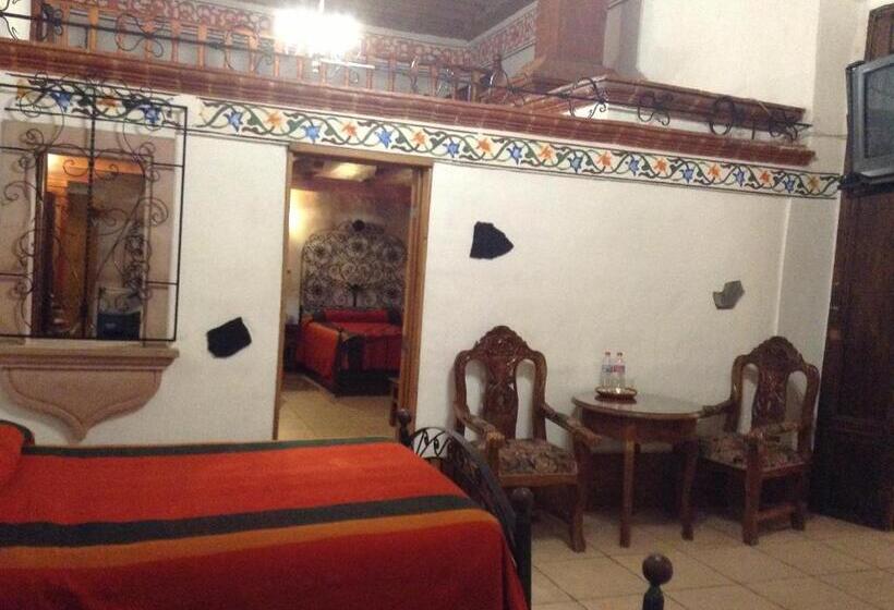 غرفة عائلية, Los Escudos