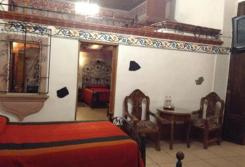 Perhehuone, Los Escudos