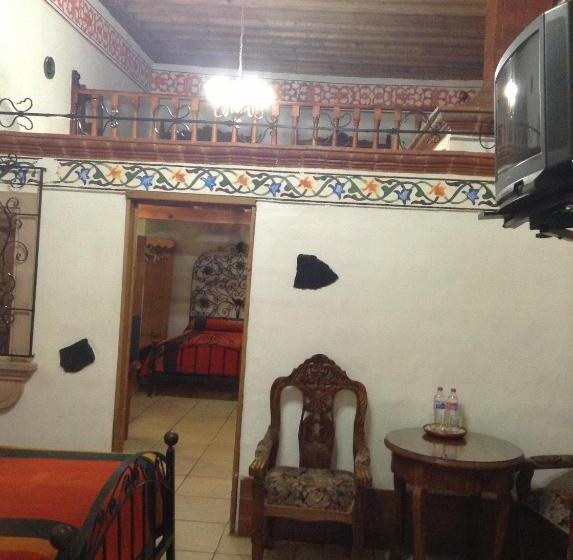 غرفة عائلية, Los Escudos