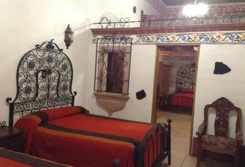Perhehuone, Los Escudos