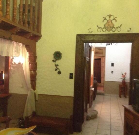 جناح جونيور مزوَّد بشرفة, Los Escudos