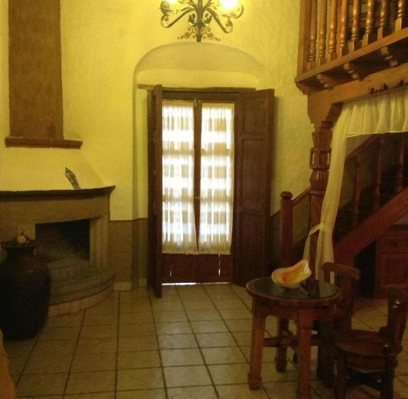 جناح جونيور مزوَّد بشرفة, Los Escudos