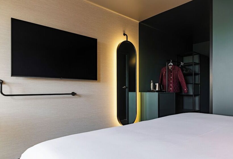 Classic room with river view, Novotel Rouen Centre Cathedrale