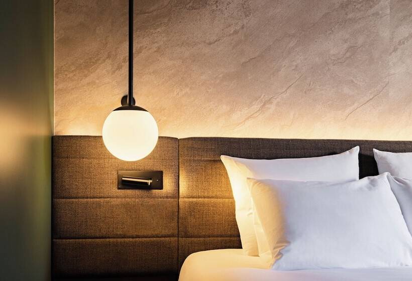 Classic room with river view, Novotel Rouen Centre Cathedrale