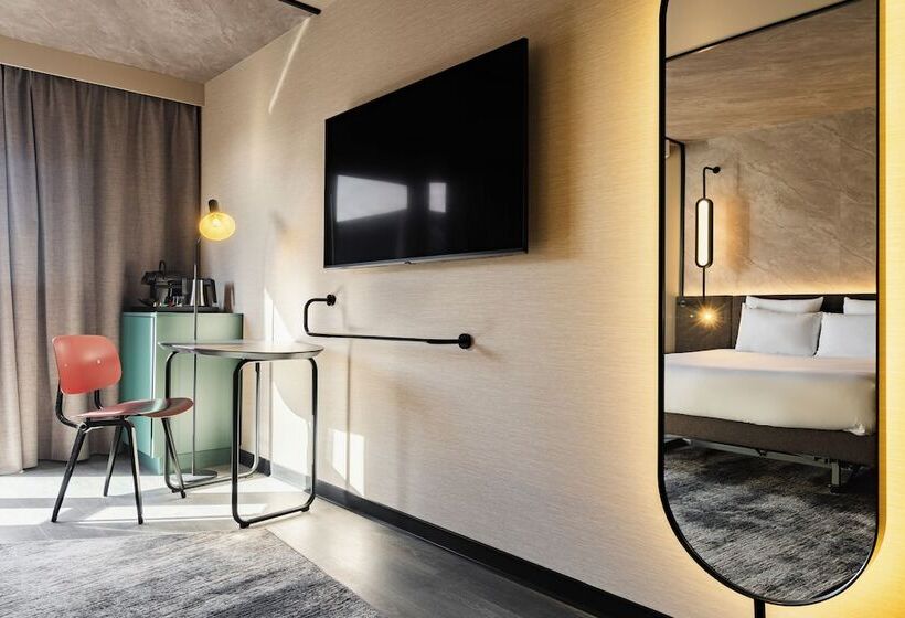 Classic room with river view, Novotel Rouen Centre Cathedrale