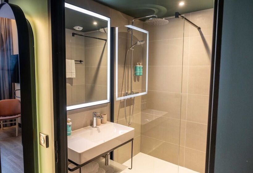 Classic room with river view, Novotel Rouen Centre Cathedrale