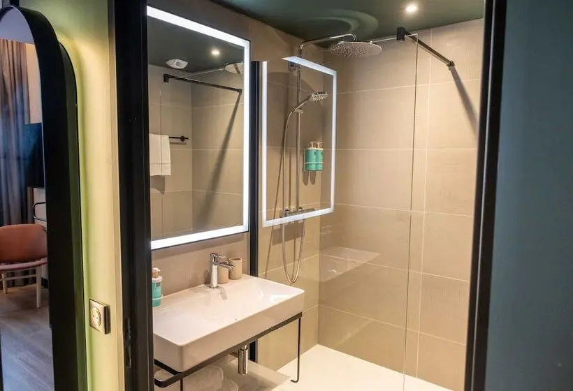 Classic room with river view, Novotel Rouen Centre Cathedrale