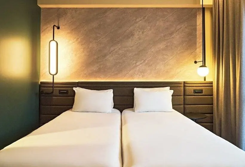 Classic room with river view, Novotel Rouen Centre Cathedrale