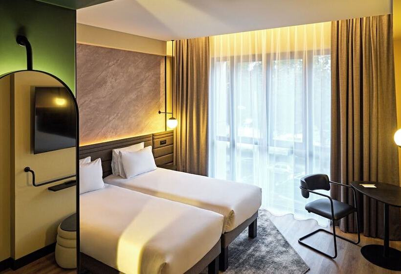 Classic room with river view, Novotel Rouen Centre Cathedrale