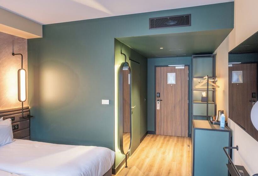 Classic room with river view, Novotel Rouen Centre Cathedrale