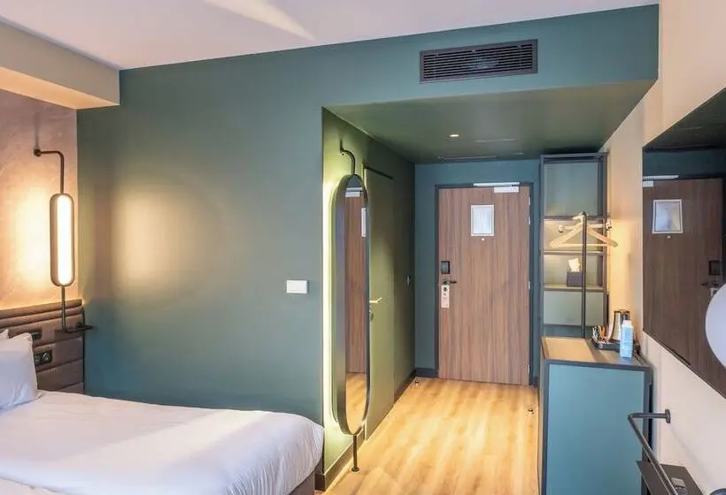 Classic room with river view, Novotel Rouen Centre Cathedrale