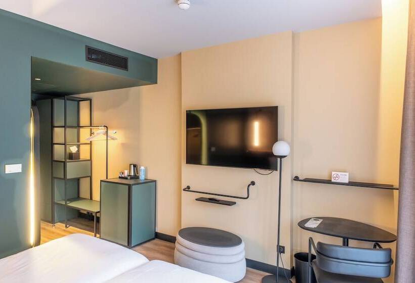 Classic room with river view, Novotel Rouen Centre Cathedrale