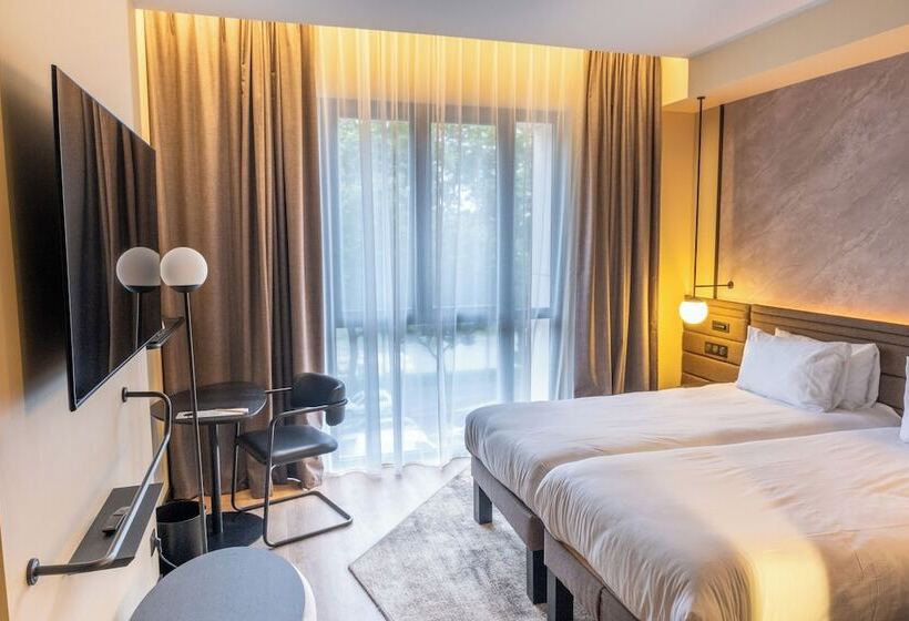 Classic room with river view, Novotel Rouen Centre Cathedrale