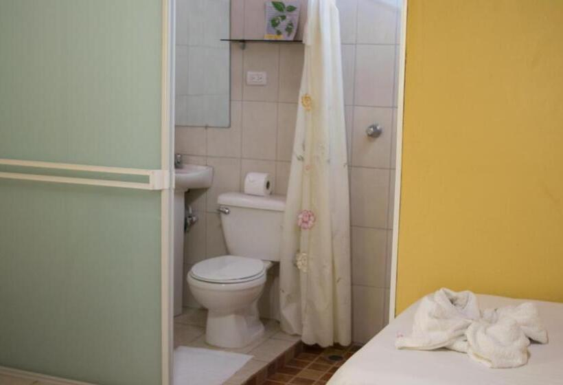 اتاق ساده سه نفره, Valerie