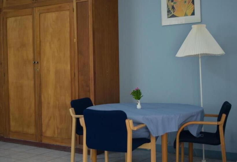 اتاق استاندارد چهار تخته, Valerie