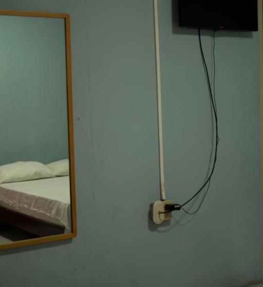 اتاق اکونومی یک تخته, Valerie