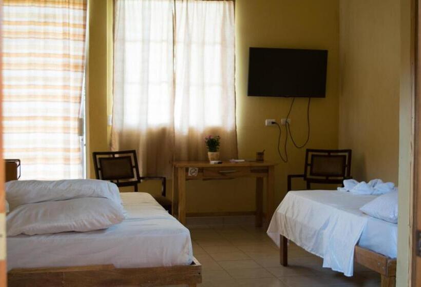 اتاق اکونومی, Valerie