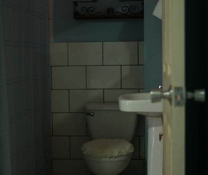 اتاق اکونومی یک تخته, Valerie