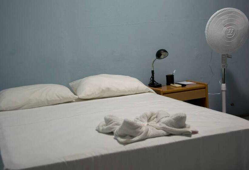 اتاق اکونومی یک تخته, Valerie