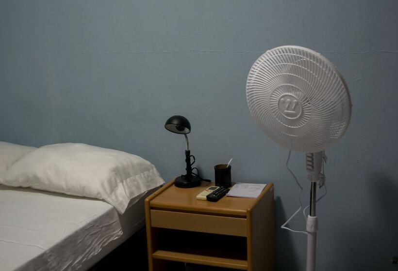 اتاق اکونومی یک تخته, Valerie