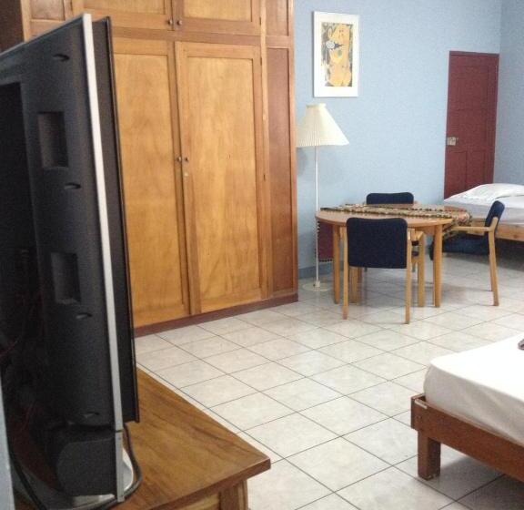 اتاق ساده سه نفره, Valerie