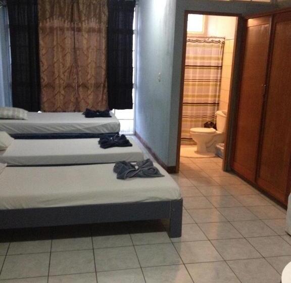 اتاق ساده سه نفره, Valerie