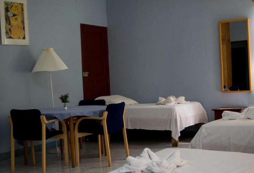 اتاق استاندارد چهار تخته, Valerie