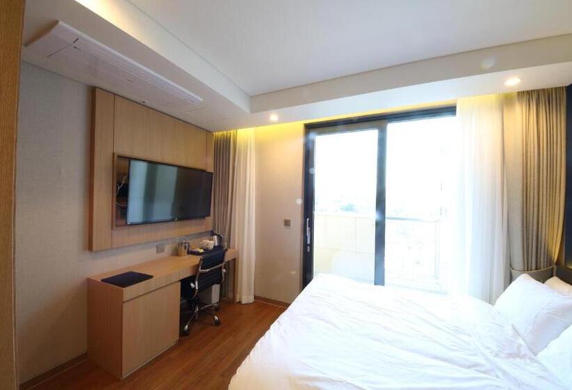 Quarto Estandar com Sacada, Benikea The H