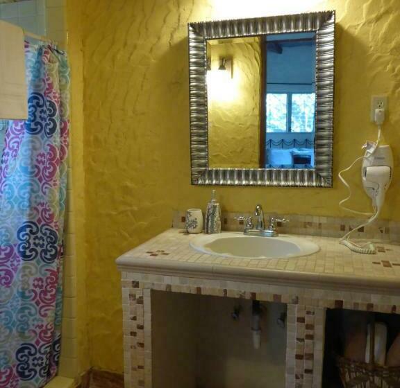 غرفة قياسية مطلّة علي حمام السباحة, The Golden Frog Inn