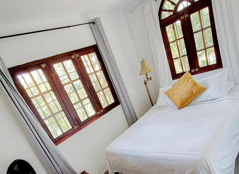 ファミリールーム, The Golden Frog Inn