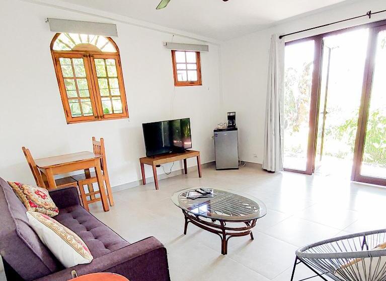 غرفة عائلية, The Golden Frog Inn