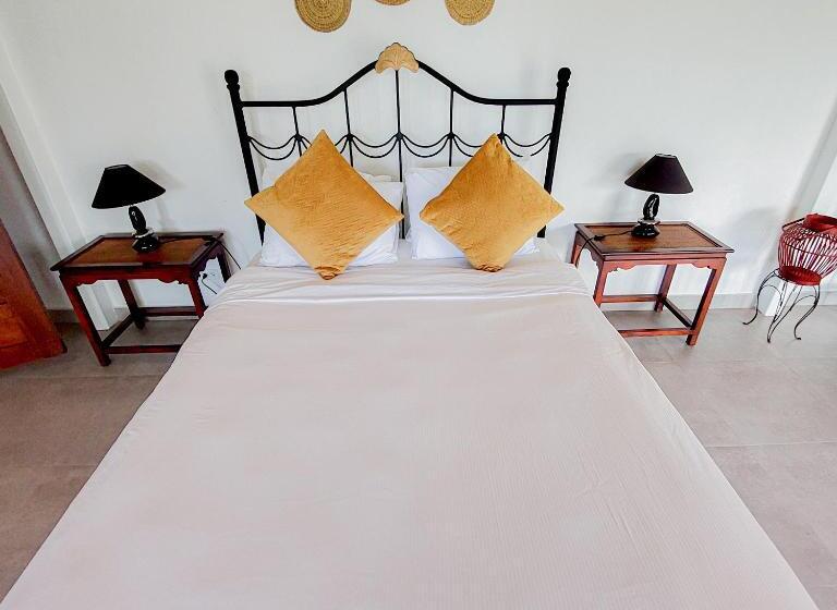 غرفة عائلية, The Golden Frog Inn