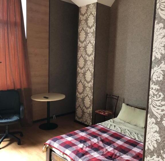 سوییت, Greek Hotel Hostel