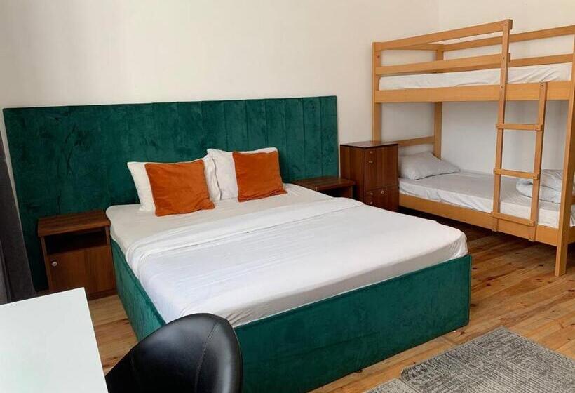 اتاق خانوادگی, Bandera Hostel