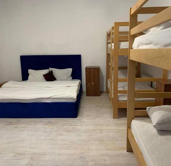 اتاق خانوادگی, Bandera Hostel