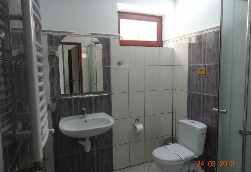 جناح جونيور, Alpenhof Pansion