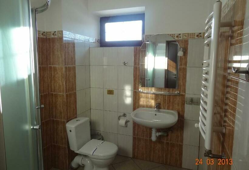 جناح جونيور, Alpenhof Pansion