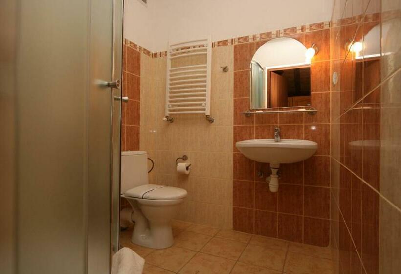 غرفة إقتصادية ثلاثية, Alpenhof Pansion