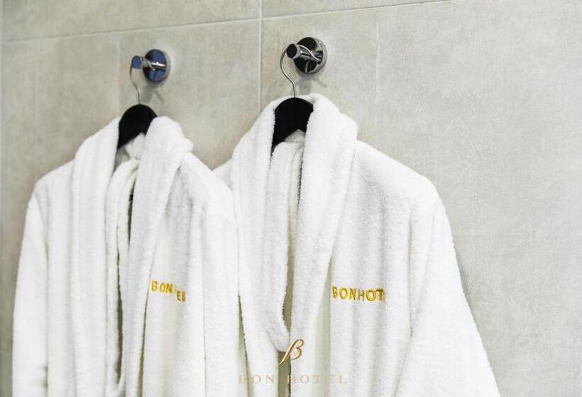 سوییت جونیور لوکس, Bon