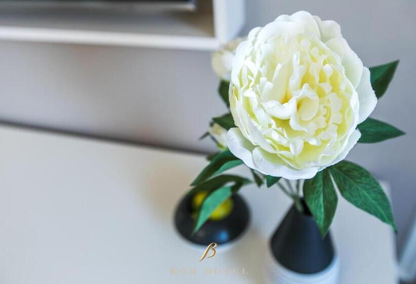 سوییت جونیور لوکس, Bon