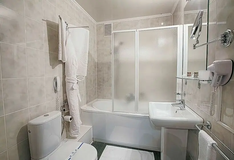 Standard Yhden Hengen Huone, Britaniya