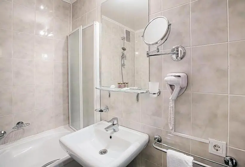 Standard Yhden Hengen Huone, Britaniya