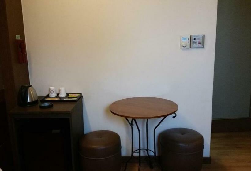 스탠다드 룸, Coups