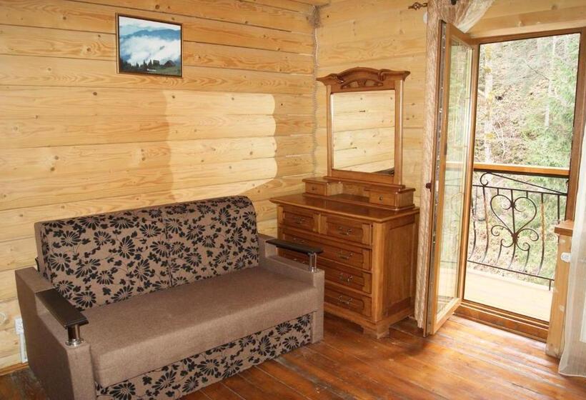 سوئیت جونیور با چشمانداز کوهستان, Dykyi Med