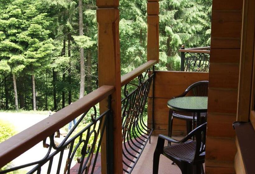 سوئیت جونیور با چشمانداز کوهستان, Dykyi Med