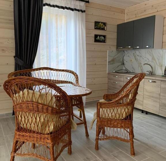 کلبه ییلاقی, Dykyi Med