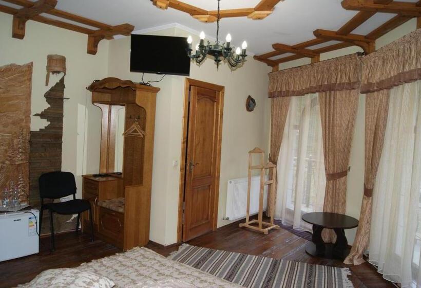 سوئیت جونیور با چشمانداز کوهستان, Dykyi Med